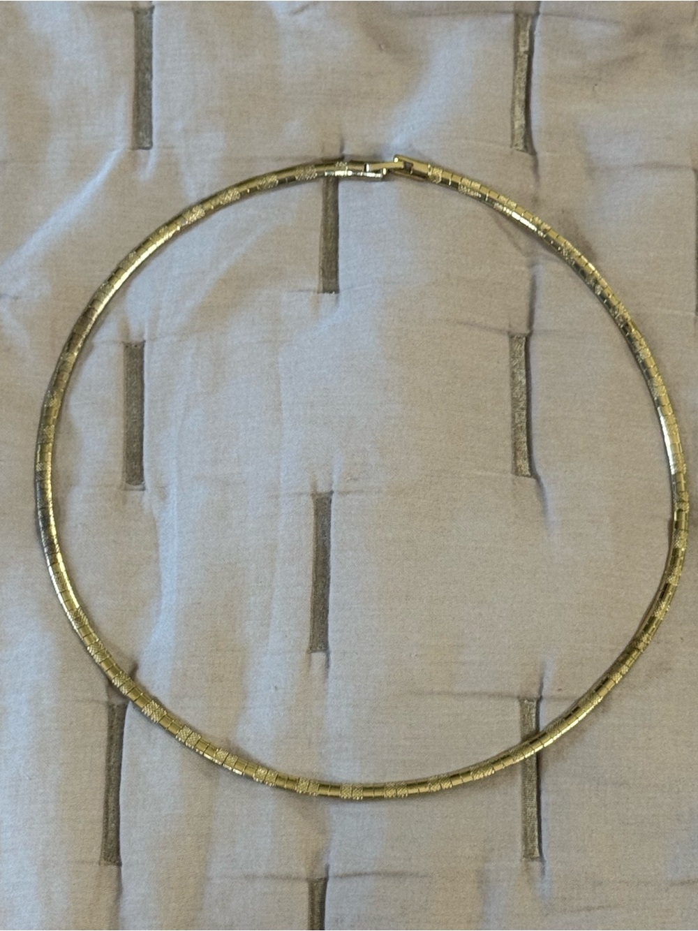 Vintage gold-toned omega chain necklace with a textured finish and box clasp.